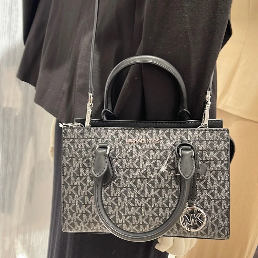 MICHAEL KORS
Sheila Small Faux Saffiano Leather Satchel
Black/Silver
NWT - Picture 1 of 16